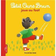 Petit Ours brun joue au foot