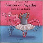 Simon et Agathe se déguisent. ; Simon et Agathe font de la danse