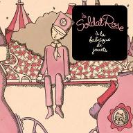 Le  soldat rose à la fabrique des jouets